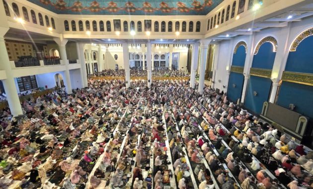 Khofifah Hadiri Gema Takbir dan Shalat Id di Masjid Al Akbar, Puluhan Ribu Jamaah Diperkirakan Hadir