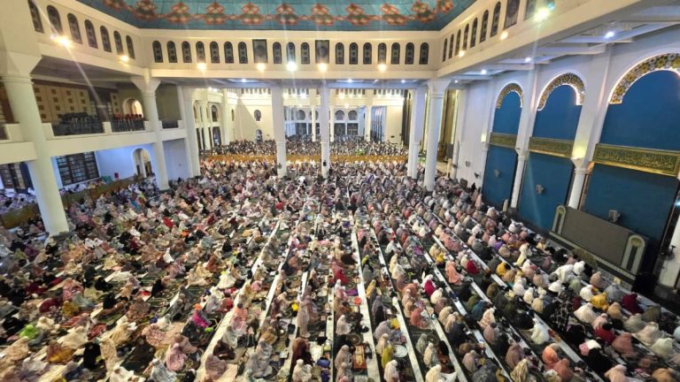 Khofifah Hadiri Gema Takbir dan Shalat Id di Masjid Al Akbar, Puluhan Ribu Jamaah Diperkirakan Hadir