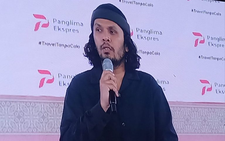 Hanan Attaki di Masjid Al-Akbar: Saatnya “Caper” kepada Allah, Bukan Lagi kepada Manusia