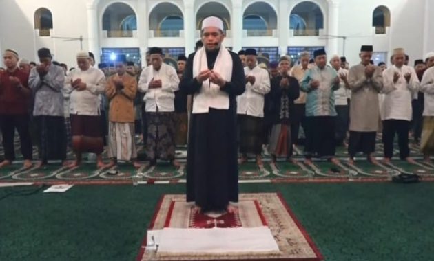 Masjid Al-Akbar Surabaya Gelar Shalat Ghaib untuk Try Sutrisno, Khofifah Ajak Kibarkan Bendera Setengah Tiang