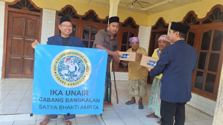 Berbagi di Bulan Ramadan, IKA UNAIR Salurkan Bingkisan Lebaran untuk Warga Bangkalan