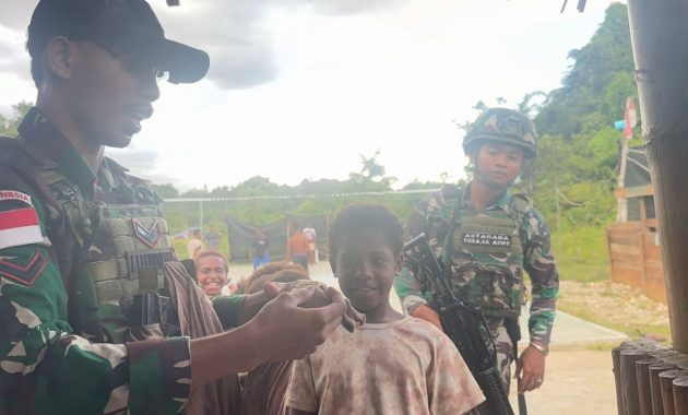 Baju Baru dari Prajurit TNI, Senyum Anak-anak Aisyo di Perbatasan Mengembang