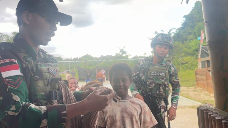 Baju Baru dari Prajurit TNI, Senyum Anak-anak Aisyo di Perbatasan Mengembang