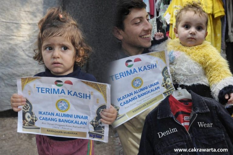 Lagi, IKA UNAIR Bangkalan Salurkan Bantuan Kemanusiaan Ke Gaza, Hadirkan Iftar dan Pakaian Lebaran untuk Anak Pengungsi
