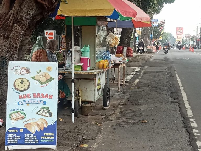 Kenaikan Harga Plastik, Tamparan Keras bagi UMKM di Malang