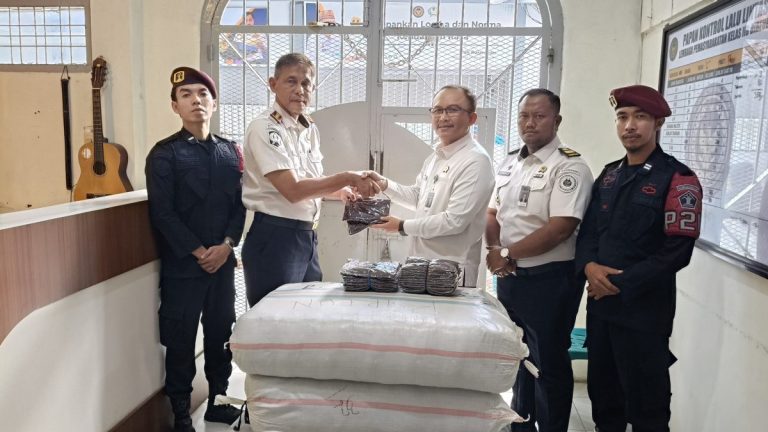 Lebih dari 10 Ribu Kerudung Disalurkan untuk Korban Banjir Aceh