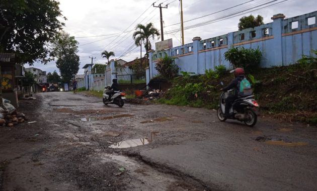 Jalan Kalapanunggal Rusak Parah, Warga Sukabumi Minta Perbaikan Menyeluruh