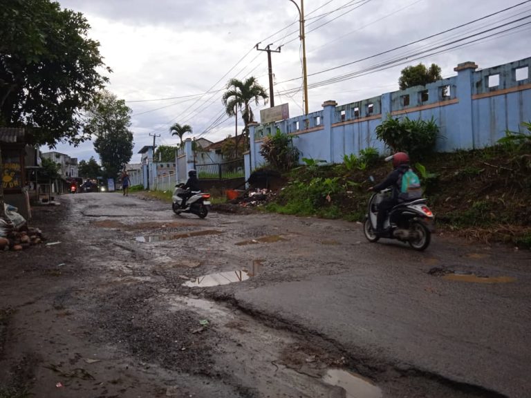 Jalan Kalapanunggal Rusak Parah, Warga Sukabumi Minta Perbaikan Menyeluruh