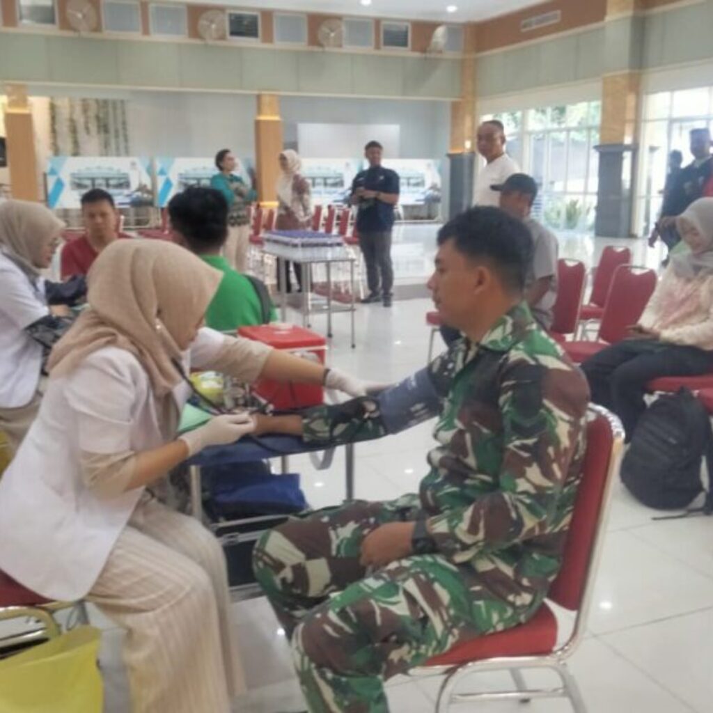 “Wani Perih, Nyumbang Getih, Tanpo Pamrih”, Prajurit Kodim Surakarta Turun Tangan Jaga Stok Darah