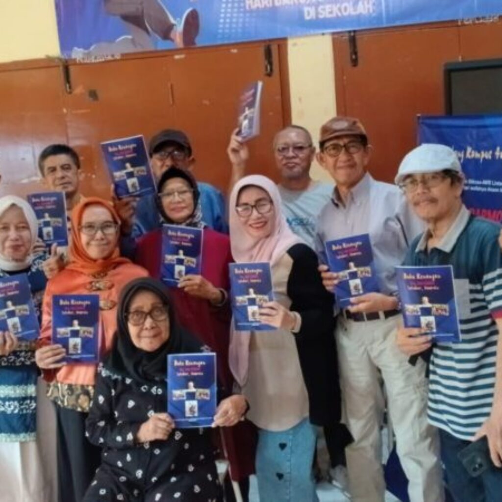 Semangat Menulis Tak Pudar di Usia Senja, Alumni STIKOSA-AWS Tuai Apresiasi Dosen Senior