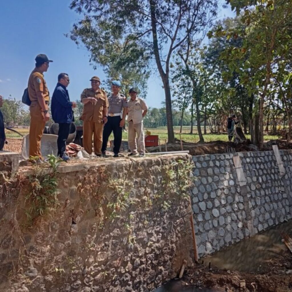 DPRD Jatim Sidak Proyek Penahan Dam Tempuran di Ponorogo, Pastikan Kualitas dan Keamanan Warga