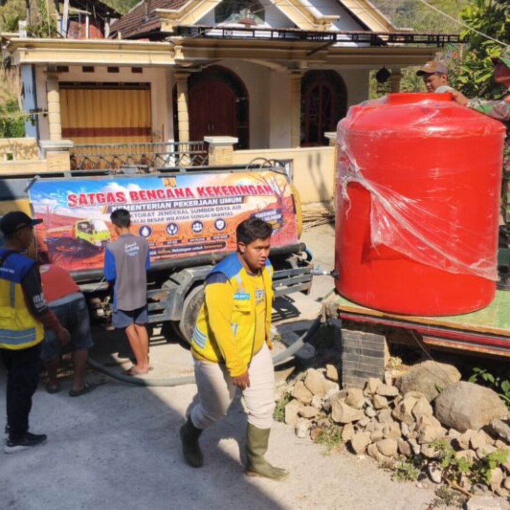 TNI-BPBD Trenggalek Salurkan 8.000 Liter Air Bersih untuk Warga Terdampak Kekeringan