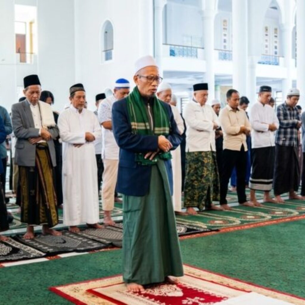 Kemarau Panjang Mendera Jatim, Ratusan Jamaah Al-Akbar Surabaya Gelar Sholat Istisqa