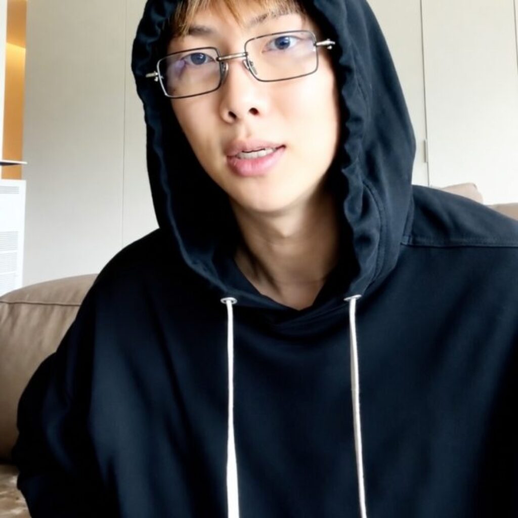 RM BTS Kembali Memisahkan Sosok Panggung dan Kim Namjoon
