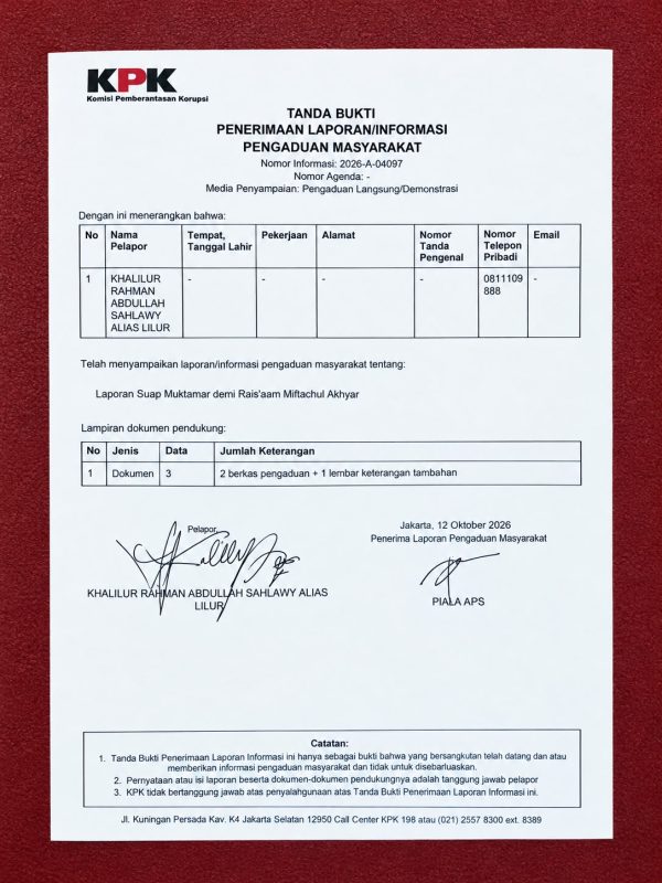 Gus Lilur Resmi Laporkan Dugaan Suap di Muktamar ke-35 NU ke KPK Jakarta, DKI Jakarta - HRM Khalilur R Abdullah Sahlawiy, kiai kampung asal Situbondo yang dikenal dengan panggilan Gus Lilur, secara resmi membuat laporan dugaan tindak pidana korupsi ke Komisi Pemberantasan Korupsi (KPK) terkait dugaan jual beli suara dalam Muktamar ke-35 Nahdlatul Ulama di Pondok Pesantren Bahrul Ulum, Tambakberas, Jombang, Jawa Timur. Laporan itu disampaikan pada Senin, 12 Oktober 2026, antara pukul 11.15 dan 12.30 WIB. Gus Lilur menyebut ia melakukan dua hal dalam kunjungan tersebut. Pertama, membuat laporan tindak pidana korupsi yang bersifat umum mengenai dugaan jual beli suara di Muktamar ke-35, yang bersumber dari dana hasil korupsi Menteri Agraria dan Tata Ruang/Badan Pertanahan Nasional Nusron Wahid. Kedua, mengatur jadwal dengan penyidik KPK untuk proses pengembalian uang yang ia sebut sebagai riswah jual beli suara. “Agar beberapa PCNU yang mau mengembalikan dana riswah bisa langsung diterima penyidik KPK, dan uang riswahnya bisa langsung disita oleh penyidik KPK,” kata Gus Lilur. Gus Lilur menegaskan laporan tahap ini belum memidanakan pihak tertentu secara khusus. “Dalam LP Tipikor ini saya belum memidanakan secara khusus para pelaku riswah Muktamar,” ujarnya. Laporan tersebut, menurut dia, baru menggambarkan alur dugaan suap, pihak-pihak yang diduga terlibat, serta tempat-tempat yang disebut menjadi lokasi transaksi. *Alur Suap* Menurut Gus Lilur, dugaan alur suap dimulai dari pengumpulan puluhan pengurus cabang NU di sejumlah ibu kota provinsi. Pertemuan-pertemuan itu, diorkestrasi oleh oknum NU setempat yang ditunjuk Nusron Wahid dan Saifullah Yusuf sebagai tim sukses. Dalam pertemuan tersebut, kata Gus Lilur, ditegaskan tiga hal. Yang pertama adalah paket sembilan nama calon anggota Ahlul Halli wal Aqdi (AHWA) yang disebut harus dipilih, yakni: 1. KH Miftachul Akhyar 2. KH Nurul Huda Djazuli (Ploso) 3. KH Anwar Manshur (Lirboyo) 4. KH Anwar Iskandar 5. KH Afifuddin Muhajir 6. KH Muhammad Wildan Salam 7. Dr KH Abun Bunyamin, MA 8. AG Dr KH Baharuddin HS, MA 9. TGK KH Nuruzzahri Yahya (Waled Nu) Daftar itu tidak sepenuhnya sama dengan hasil resmi Muktamar. Dalam tabulasi yang diumumkan panitia pada 30 Agustus, sembilan anggota AHWA yang ditetapkan mencakup Prof KH Said Aqil Siroj, nama yang tidak terdapat dalam daftar tersebut, sementara KH Muhammad Wildan Salam tidak termasuk di antara sembilan yang terpilih. Hal kedua yang disebut ditegaskan dalam pertemuan itu adalah pola pemilihan Ketua Umum, yaitu melalui mekanisme AHWA atau restu Rais Aam, dengan calon Ketua Umum lebih dari satu orang. Hal ketiga adalah lokasi pelunasan uang muka, yang menurut Gus Lilur ditetapkan di Hotel Fatma, Jombang, dan di posko Nusron Wahid di Jalan Teuku Cik Ditiro, Desa Pulo Lor, Jombang. *Pola Suap* Gus Lilur mengatakan, pemberian uang berlangsung dalam tiga tahap. Tahap pertama, pembayaran uang muka yang diduga dilakukan melalui mobilisasi pengurus wilayah NU ke beberapa hotel di ibu kota provinsi. Ia menyebut Bengkulu, Sumatera Selatan, Jakarta, Jawa Tengah, Bali, Jawa Timur, Nusa Tenggara Barat, dan sejumlah wilayah di Sulawesi. Tahap kedua, pembayaran lanjutan yang diduga dilakukan di sejumlah hotel di Surabaya menjelang Muktamar, di antaranya Hotel Four Points di kawasan Tunjungan Plaza dan Hotel Bumi Surabaya. Tahap ketiga, pelunasan di Jombang, yang dilakukan antara lain di Hotel Fatma dan posko Nusron Wahid. Sebagian penerima, kata Gus Lilur, hanya melalui dua tahap karena tidak menerima pembayaran lanjutan di Surabaya. “Demikianlah tiga tahapan yang dalam dugaan tersebut sebagai rangkaian sempurnanya riswah: DP pertama, DP kedua, dan pelunasan,” ujar Khalilur. *Pelaku Suap* Dalam keterangannya, Gus Lilur menyebut Nusron Wahid dan Saifullah Yusuf beserta tim suksesnya — di antaranya Sulaiman Tanjung — sebagai pihak yang diduga terlibat. Ia menyatakan target utama dari rangkaian tersebut adalah memenangkan KH Miftachul Akhyar sebagai Rais Aam PBNU. Gus Lilur menyatakan akan kembali mendatangi KPK pekan depan untuk menyampaikan laporan yang secara khusus memidanakan empat nama: Miftachul Akhyar, Nusron Wahid, Saifullah Yusuf, dan Sulaiman Tanjung. Ia juga menyebut akan melaporkan pihak-pihak yang disebutnya sebagai tim sukses di provinsi-provinsi tempat pertemuan berlangsung. “Ibarat pertunjukan film, LP Tipikor ini baru tayangan pembuka. Belum isi filmnya. Apalagi aksi paling serunya,” tuturnya. *Latar: OTT di Kementerian ATR/BPN* Keterangan yang disampaikan Gus Lilur terkait dengan perkara yang ditangani KPK di lingkungan Kementerian ATR/BPN. Pada 14 September 2026, dua pekan setelah Muktamar ke-35 ditutup pada 31 Agustus, KPK menggelar operasi tangkap tangan dalam perkara dugaan suap pengurusan hak guna bangunan di Kabupaten Bogor. Dalam perkara tersebut KPK menyita uang tunai dalam rupiah dan valuta asing senilai Rp106,3 miliar serta menetapkan delapan orang sebagai tersangka. Lembaga antikorupsi itu menyebut nilai sitaan tersebut sebagai salah satu yang terbesar dalam sejarah operasi tangkap tangannya. Empat dari delapan tersangka disebut sebagai orang kepercayaan Nusron Wahid. Muktamar ke-35 NU digelar pada 27–31 Agustus 2026 di Pondok Pesantren Bahrul Ulum, Tambakberas, Jombang. Dalam muktamar tersebut, mekanisme pemilihan Ketua Umum melalui restu Rais Aam disetujui 401 suara, berbanding 150 suara yang menghendaki pemilihan langsung. KH Miftachul Akhyar kemudian terpilih sebagai Rais Aam PBNU, setelah dalam pemilihan anggota AHWA menempati urutan keempat dengan 350 suara — di bawah KH Nurul Huda Djazuli yang meraih suara tertinggi, 485 suara. Salam amar makruf nahi munkar. *HRM Khalilur R Abdullah Sahlawiy* Warga NU, Kiai Kampung Penulis buku Prabowo untuk Indonesia Raya
